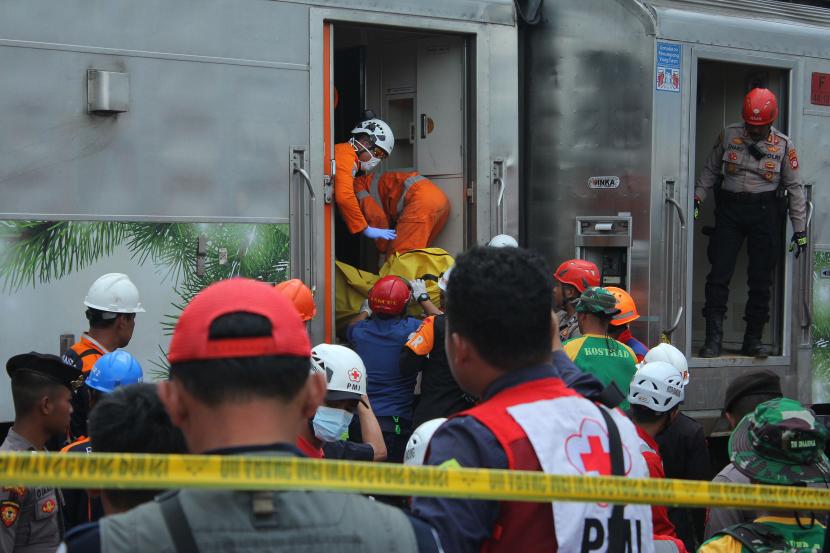 Petugas mengevakuasi korban tabrakan kereta api KA Turangga jurusan Surabaya-Bandung dengan KA commuter line jurusan Padalarang-Cicalengka, yang berlokasi tidak jauh dari Stasiun Cicalengka, Kabupaten Bandung, Jawa Barat, Jumat (5/1/2023).