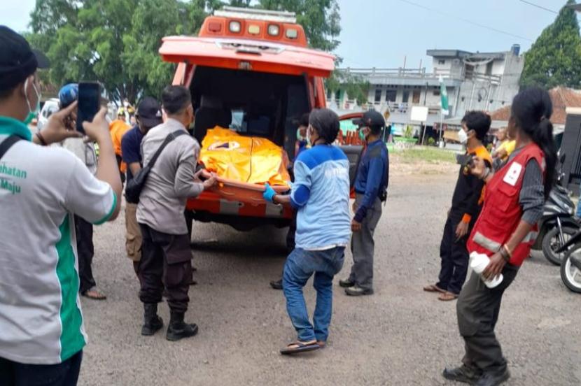 Petugas mengevakuasi korban yang terseret arus selokan di Pasriwangi, Kabupaten Garut, lalu ditemukan di Waduk Jatigede, Desa Wado, Kabupaten Sumedang, Jawa Barat, Sabtu (20/4/2024).