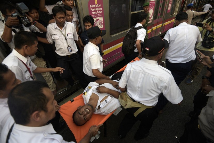 Petugas mengevakuasi masinis yang menjadi korban tabrakan Kereta Rel Listrik (KRL) di Stasiun Juanda, Rabu (23/9). T