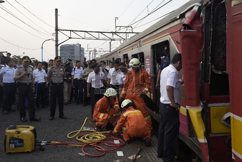 Petugas mengevakuasi masinis yang menjadi korban tabrakan Kereta Rel Listrik (KRL) di Stasiun Juanda, Rabu (23/9).ANTARA FOTO/Sigid Kurniawan