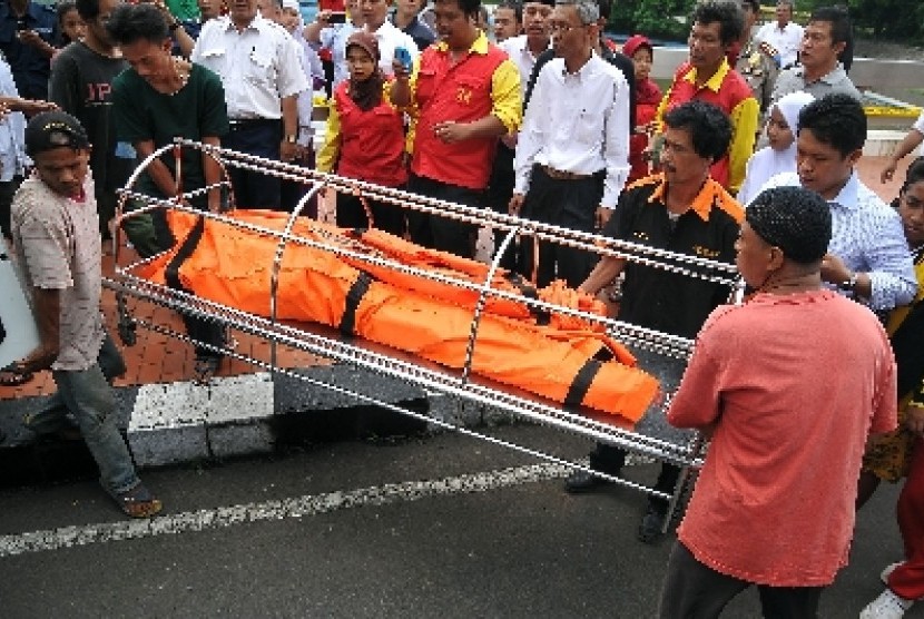 Petugas mengevakuasi mayat korban tenggelam (ilustrasi).