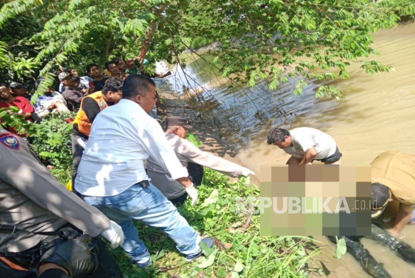 Petugas mengevakuasi mayat seorang warga yang ditemukan mengambang di aliran sungai irigasi Klontongan, Blok Tempel, Desa Gadingan, Kecamatan Sliyeg, Kabupaten Indramayu, Selasa (10/6/2025). 