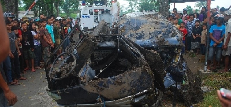 Petugas mengevakuasi mobil jenis Suzuki Carry bernomor polisi Z951W yang tertabrak Kereta Api Pasundan Jurusan Bandung–Surabaya, di perlintasan rel tanpa palang pintu di Kampung Sindangkasih, Kelurahan Sukanegara, perbatasan Kecamatan Cibeureum-Purbaratu, 