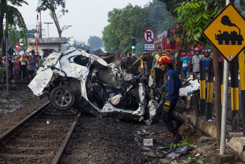 Mobil yang tertabrak kereta api di perlintasan kereta api (ilustrasi)