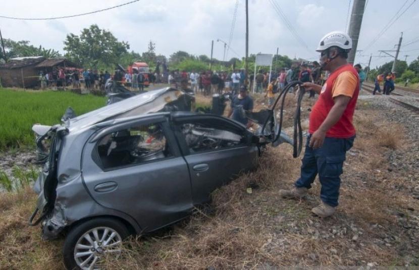 Petugas mengevakuasi mobil yang tertabrak Kereta Argo Wilis di Wonosari, Kabupaten Klaten, Jawa Tengah, Rabu (1/5/2024).