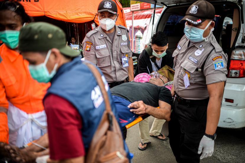 Petugas mengevakuasi pasien Covid-19 di tenda darurat RSUD Chasbullah Abdulmajid Kota Bekasi, Jawa Barat.