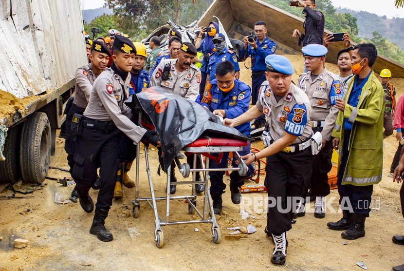 Petugas mengevakuasi salah satu korban kecelakaan beruntun di Tol Cipularang KM 92 Purwakarta, Jawa Barat, Senin (2/9/2019).