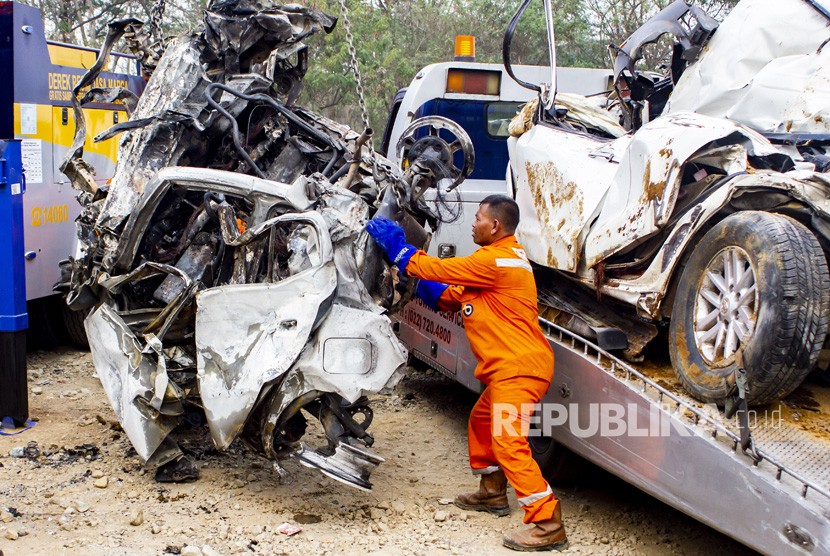 Petugas mengevakuasi sejumlah kendaraan yang terlibat pada kecelakaan beruntun di Tol Cipularang KM 92 Purwakarta, Jawa Barat, Senin (2/9/2019).