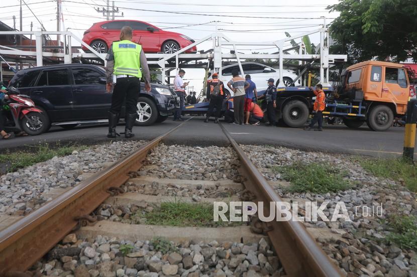 Petugas mengevakuasi truk yang tersangkut perlintasan kereta api (ilustrasi)