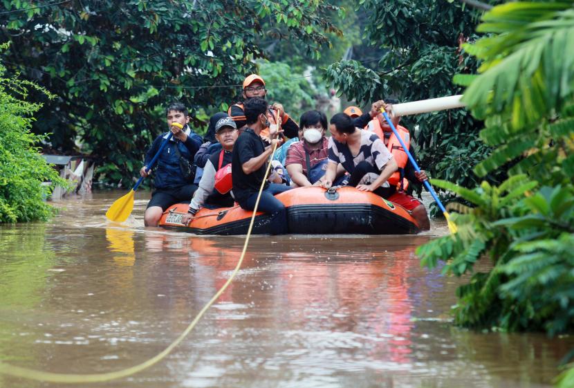 Petugas mengevakuasi warga menggunakan perahu karet di Perumahan IKPN Bintaro, Jakarta Selatan, Sabtu (20/2/2020). Banjir setinggi satu hingga dua meter di Komplek IKPN sejak Sabtu (20/2) tersebut disebabkan meluapnya Kali Pesanggrahan.