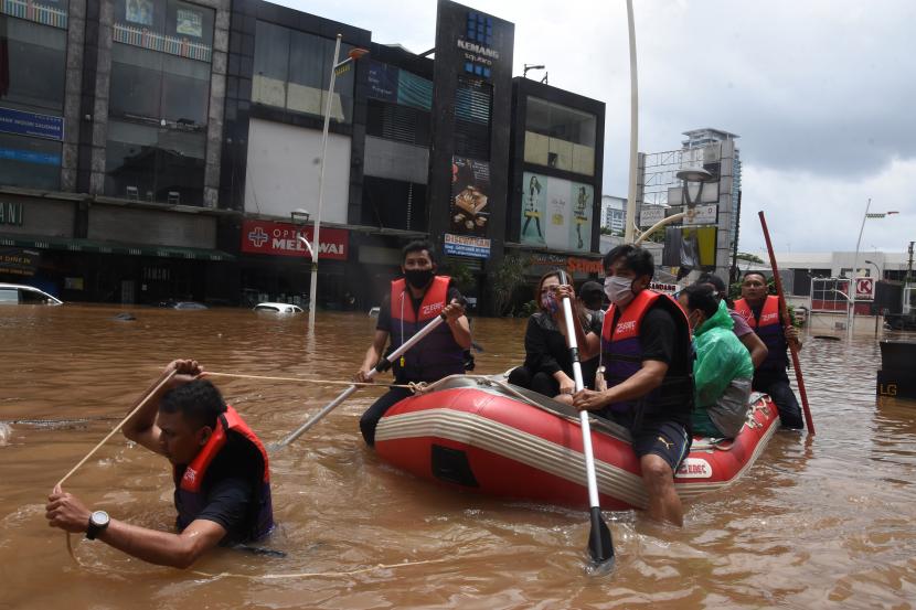 Petugas mengevakuasi warga saat banjir di kawasan Kemang, Jakarta Selatan, Sabtu (20/2/2021).  