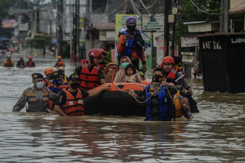 Petugas mengevakuasi warga menggunakan perahu karet saat terjadi banjir di Perumahan Pondok Gede Permai, Bekasi, Jawa Barat.