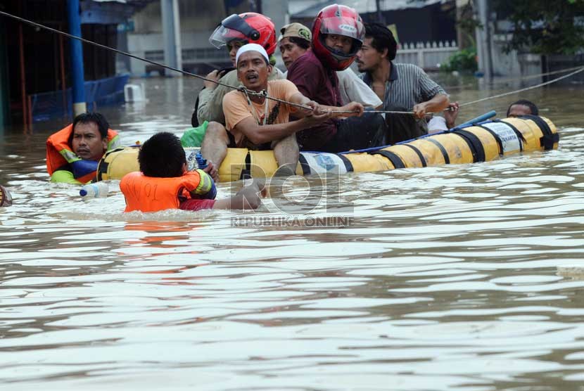    Petugas mengevakuasi warga perkampungan yang terendam banjir luapan Sungai Ciliwung di Kebon Baru, Tebet, Jakarta Selatan, Rabu (16/1).   (Republika/Aditya Pradana Putra)