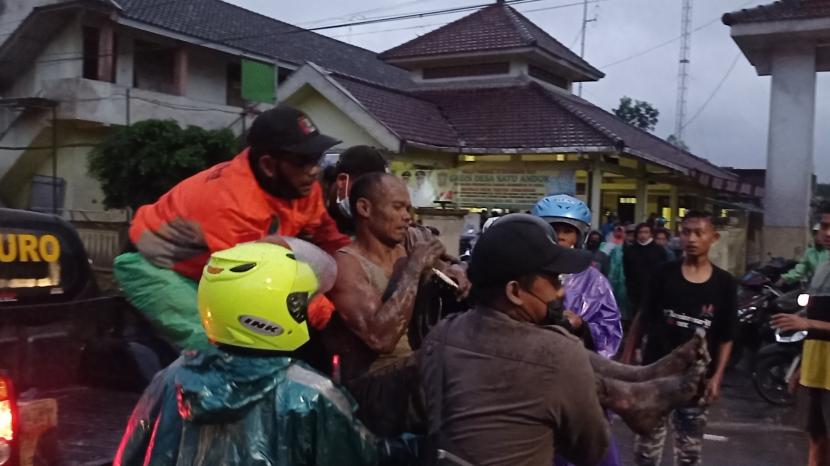 Petugas mengevakuasi warga terdampak erupsi Gunung Semeru di Sumberwuluh, Lumajang, Jawa Timur, Sabtu (4/12/2021). 