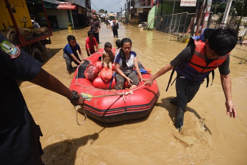 Petugas mengevakuasi warga yang sakit saat banjir melanda kawasan Perumahan Pondok Gede Permai, Jatiasih, Bekasi, Jawa Barat, Jumat (22/4).  (Antara/Akbar Nugroho Gumay)