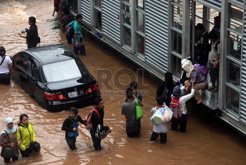  Petugas mengevakuasi warga yang terjebak banjir di Kawasan Jalan Sudirman, Jakarta, Kamis (17/1).  (Republika/Yasin Habibi)
