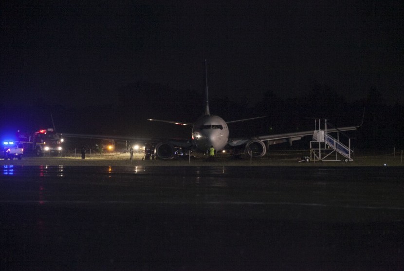Petugas mengevakusi badan pesawat Garuda Indonesia GA 258 PK-GNK di Bandara Adisucipto, Sleman, DI Yogyakarta, Rabu (1/2). 