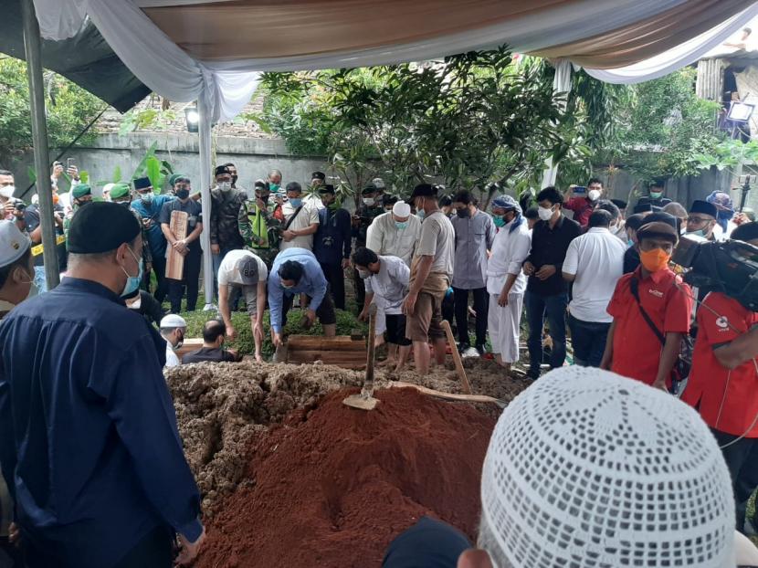 Petugas menggali makam untuk Syekh Ali Jaber di Ponpes Darul Quran, Kamis (13/1).