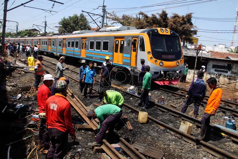 Petugas mengganti rel kereta api yang rusak akibat tabrakan kereta api dengan truk tangki di perlintasan kereta di Bintaro Permai, Jakarta Selatan, Selasa (10/12).   (Republika/Yasin Habibi)