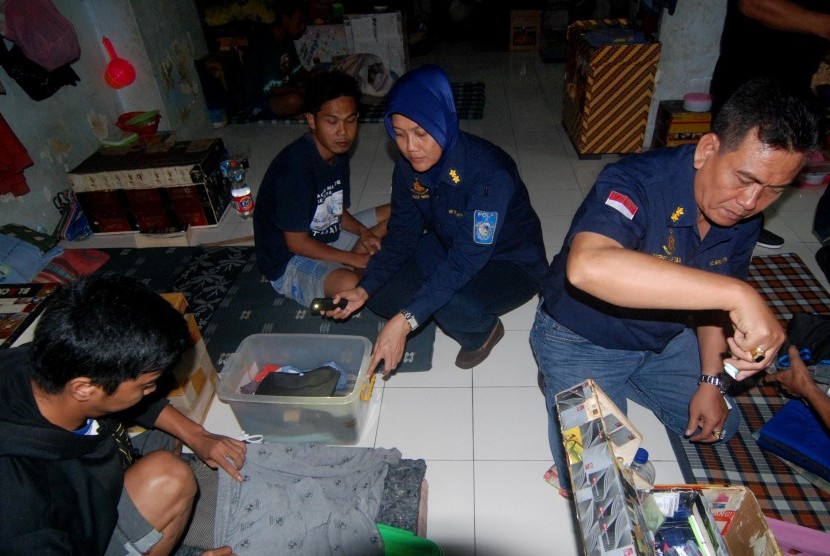 Petugas menggeledah barang-barang milik warga binaan di Lembaga Pemasyarakatan (Lapas)