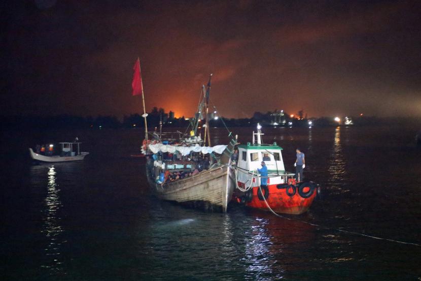 Setidaknya 160 pengungsi etnis Rohingya terdampar di sebuah kapal di lepas pantai Kepulauan Andaman India.