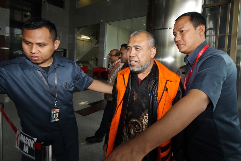 Petugas menggiring mantan Hakim MK Patrialis Akbar (tengah) saat akan menjalani pemeriksaan perdana di gedung Merah Putih KPK, Jakarta, Rabu (22/2).