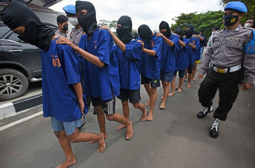 Petugas menggiring para tersangka aksi premanisme (Ilustrasi)