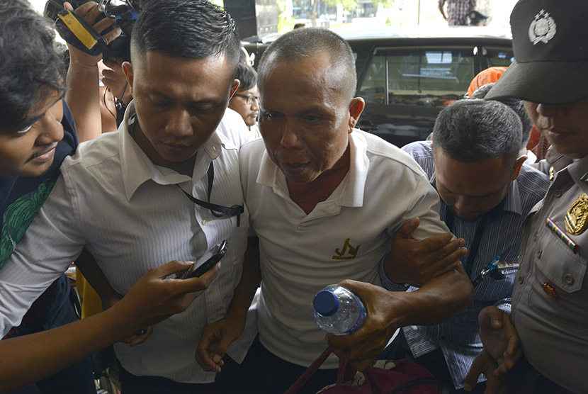 Petugas menggiring salah satu dari enam tersangka yang ditangkap dalam operasi tangkap tangan di Bengkulu saat tiba di Gedung KPK, Jakarta, Selasa (24/5).