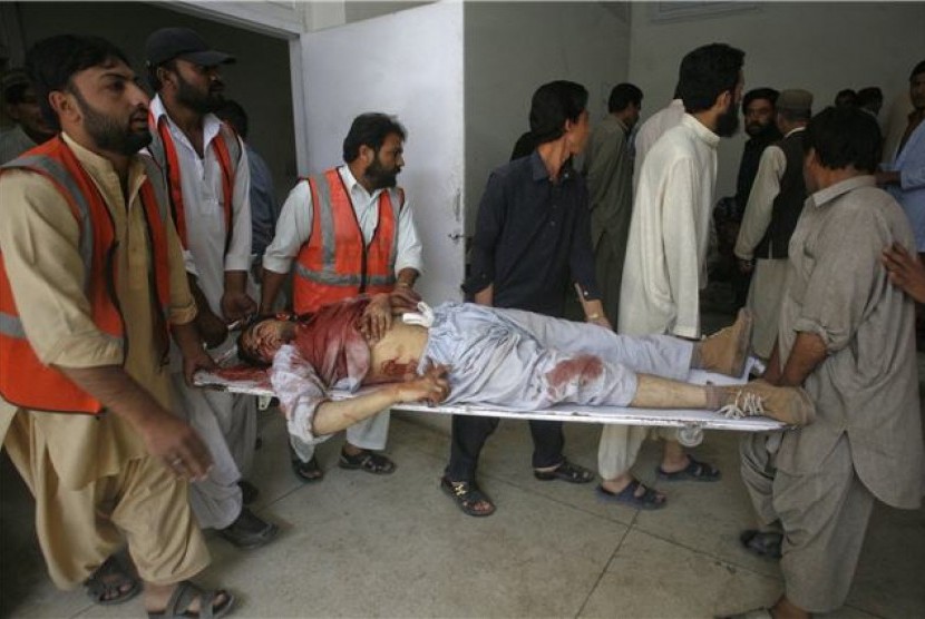 Petugas menggotong jasad korban pembunuhan penyerang bermotor di sebuah rumah sakit di Quetta, Pakistan, Ahad (3/6). 