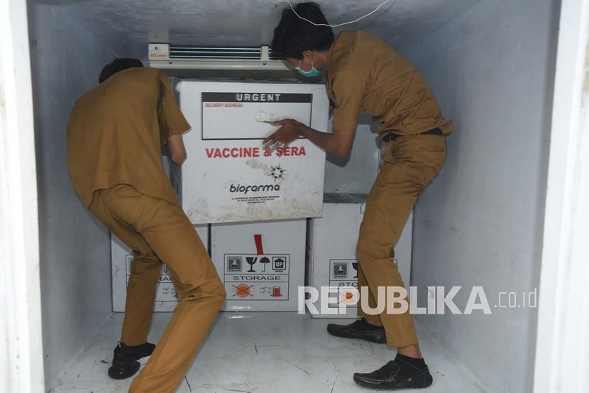 Petugas menggotong kardus vaksin COVID-19 untuk didistribusikan ke Kabupaten/Kota di Gudang Farmasi Dinkes Provinsi Banten, Serang, Selasa (12/1/2021). Pemprov Banten memberi prioritas penyuntikan vaksin untuk petugas kesehatan di Kota Tangsel dan Kota Serang masing-masing 8.920 dosis dan 3.380 dosis dimana jumlah pasien COVID-19 di kedua wilayah tersebut meningkat. 