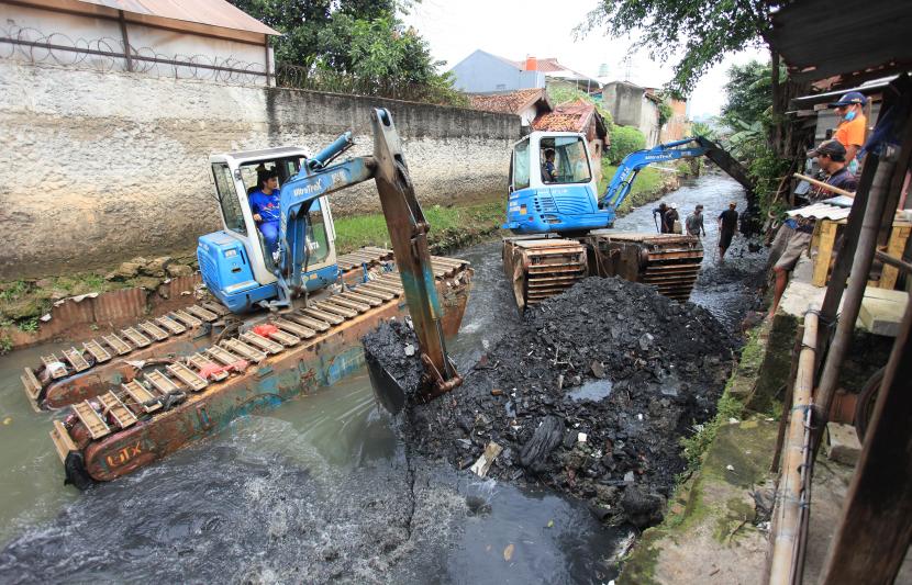 Petugas menggunakan alat berat saat mengeruk tanah dan lumpur di Kali Mampang, Jakarta. Gubernur DKI Anies Baswedan sebut delapan sungai penyumbang banjir di Jakarta dikeruk.