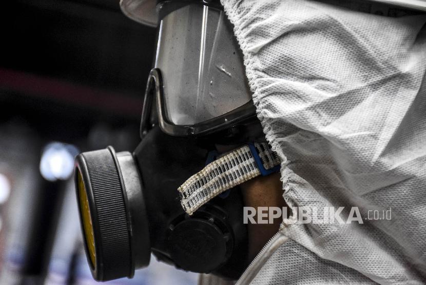 Petugas menggunakan masker dan alat pelindung diri (APD). Wali Kota Tasikmalaya Budi Budiman menyatakan ketersediaan alat pelindung diri (APD) di seluruh rumah sakit di Kota Tasikmalaya sangat terbatas.