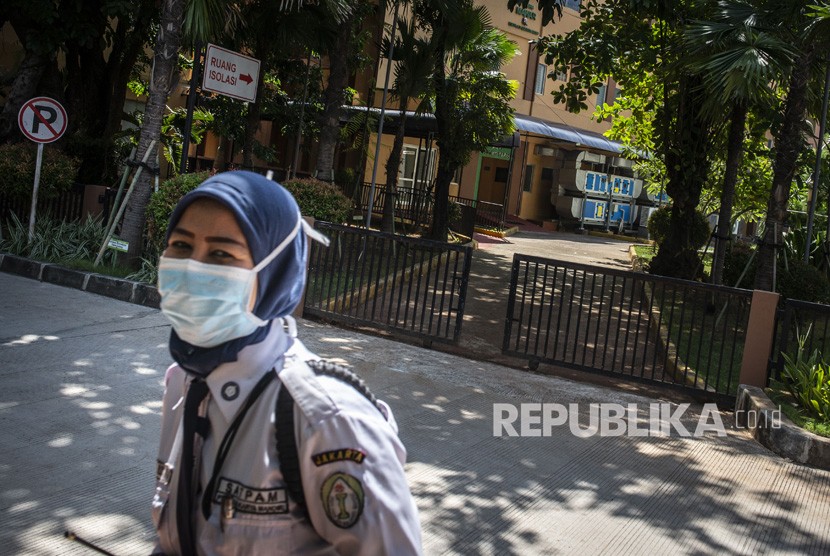 Petugas menggunakan masker di dekat ruang isolasi RSPI Sulianti Saroso, Jakarta, Selasa (10/3/2020).(Antara/Aprillio Akbar)