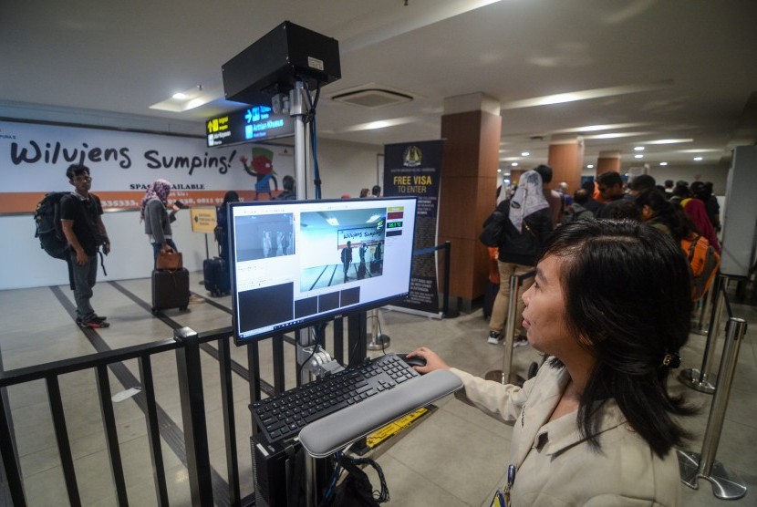 Petugas menggunakan mesin thermal scanner di Bandara Husein Sastranegara. Bandara kelolaan AP II melakukan sejumlah antisipasi untuk mencegah penyebaran virus corona.