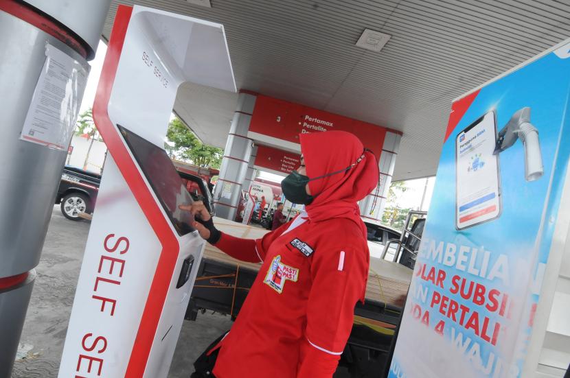Petugas menggunakan peralatan elektronik di stasiun pengisian bahan bakar umum (SPBU) ilustrasi. Seorang pria terekam video dan viral di media sosial melakukan aksi kekerasan terhadap seorang perempuan petugas Stasiun Pengisian Bahan Bakar Umum (SPBU) di kawasan Tanah Tinggi, Kota Tangerang, Banten.