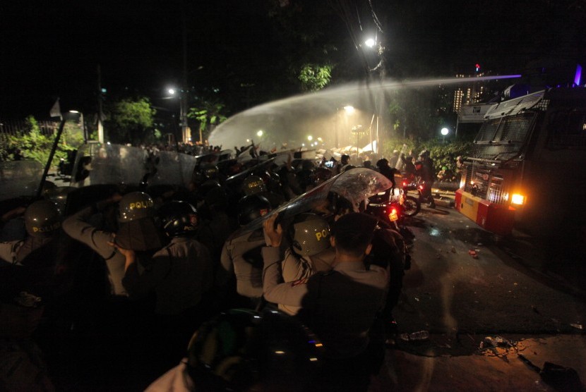 Petugas menggunakan water cannon untuk membubarkan massa yang mengepung Yayasan Lembaga Bantuan Hukum Indonesia (YLBHI) di kawasan Diponegoro, Jakarta, Senin (18/9).