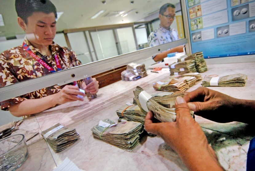 Petugas menghitung dan memeriksa uang rusak saat penukaran (ilustrasi). Bank Indonesia (BI) membuka kembali layanan penukaran uang Rupiah rusak mulai 12 November 2020 di Kantor Pusat dan Kantor Perwakilan BI di seluruh Indonesia.