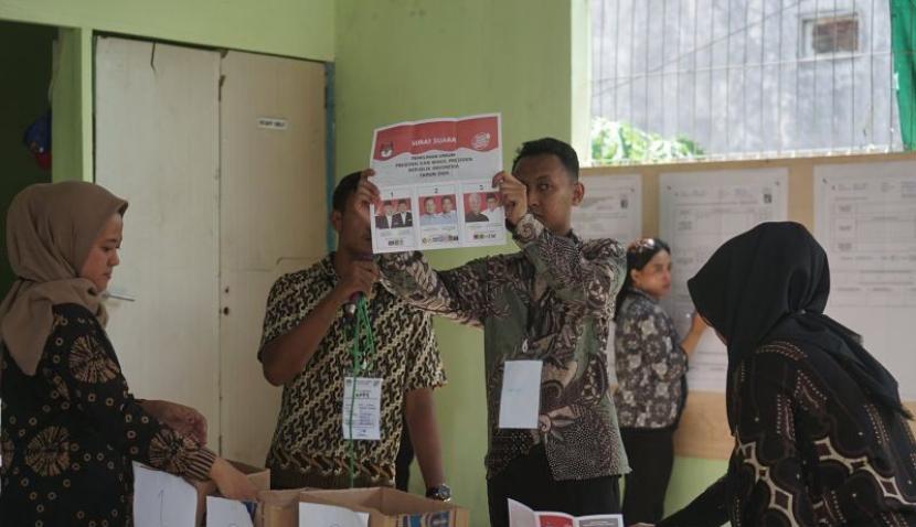 Petugas menghitung hasil pemungutan suara ulang untuk surat suara Pilpres 2024 di TPS 017 Kelurahan Sumbergedong, Kabupaten Trenggalek, Jatim, Rabu (21/2/2024).