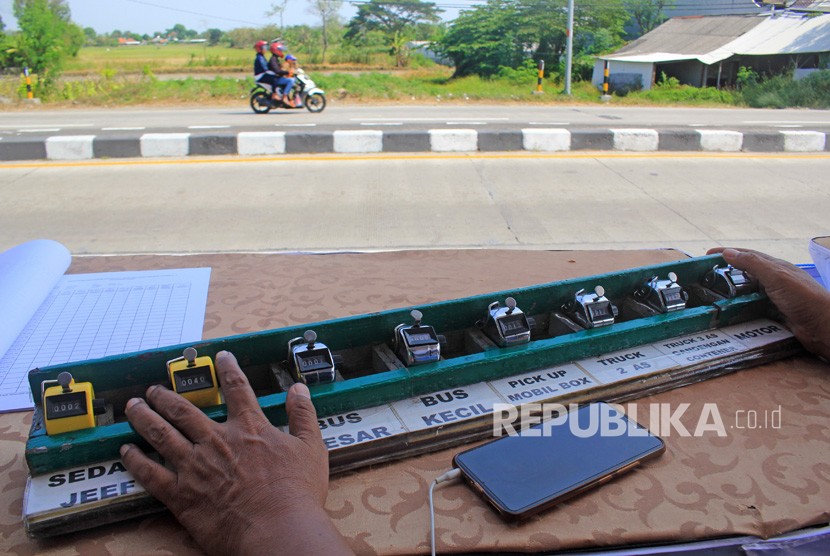 Petugas menghitung kendaraan yang melintas di Jembatan Timbang, Losarang, Indramayu, Jawa Barat, Rabu (29/5/2019).