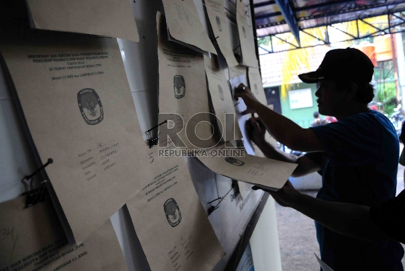 Petugas Panitia Pemungutan Suara (PPS) melakukan penghitungan suara Pilkada Tangerang Selatan di TPS 25 Serpong, Tangerang Selatan, Banten, Rabu (9/12). 