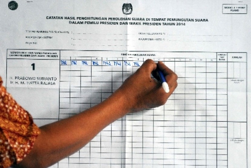 Petugas menghitung perolehan suara usai pencoblosan di TPS 16, Cempaka Putih, Jakarta, Rabu (9/7).