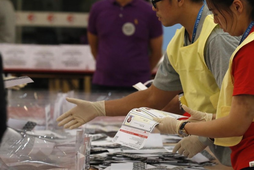 Petugas menghitung surat suara dalam Pemilu di Hong Kong, ilustrasi