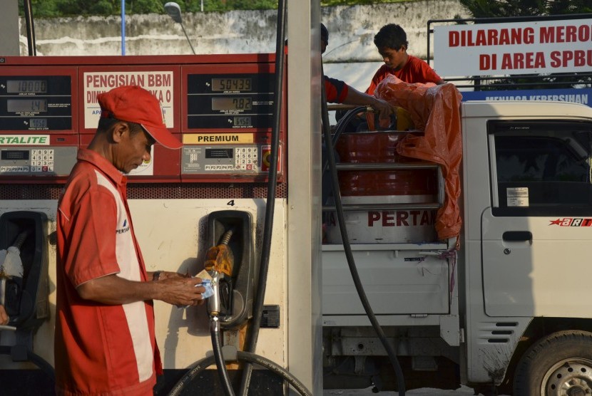 Petugas menghitung uang hasil penjualan bahan bakar minyak (BBM) di SPBU Ni'u, Bima, NTB, Minggu (25/12). 