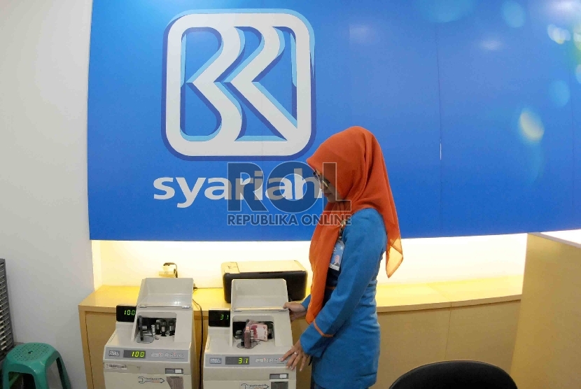 Petugas menghitung uang nasabah di salah kantor Bank BRI Syariah, Jakarta, Kamis (20/8).