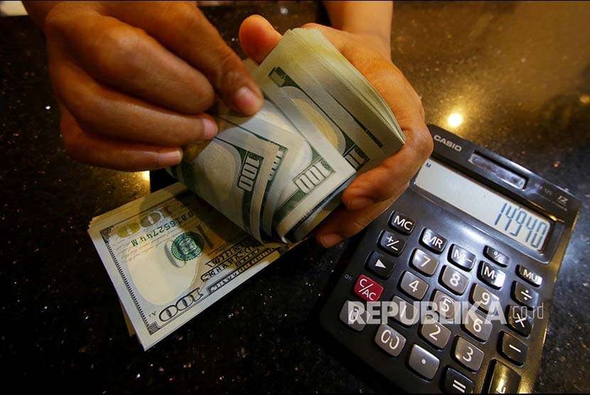 Petugas menghitung uang pecahan dolar Amerika Serikat di gerai penukaran mata uang asing di Jakarta, Selasa (4/9). Nilai tukar Rupiah terhadap Dollar AS melemah menjadi Rp14.940 per dolar AS pada perdagangan hari ini. 