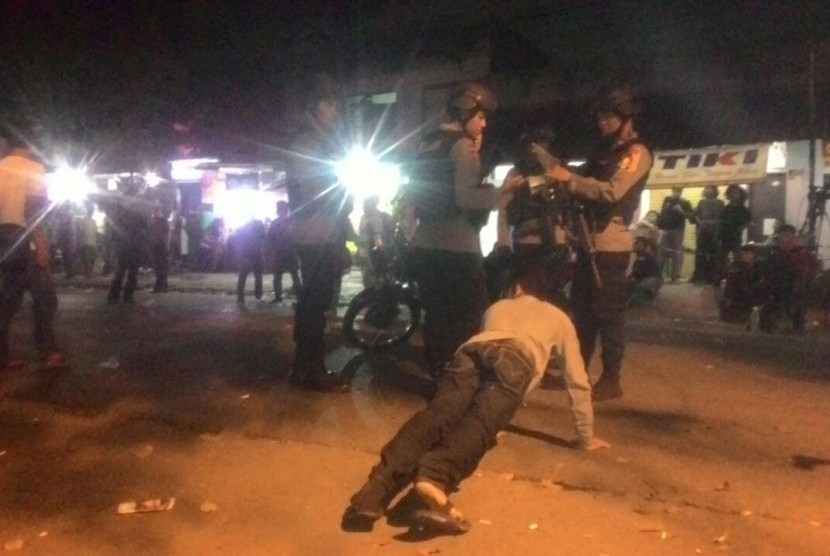 Petugas menghukum push up pemuda mabuk yang menerobos blokade di Mako Brimob, Kamis (10/5) dini hari. 
