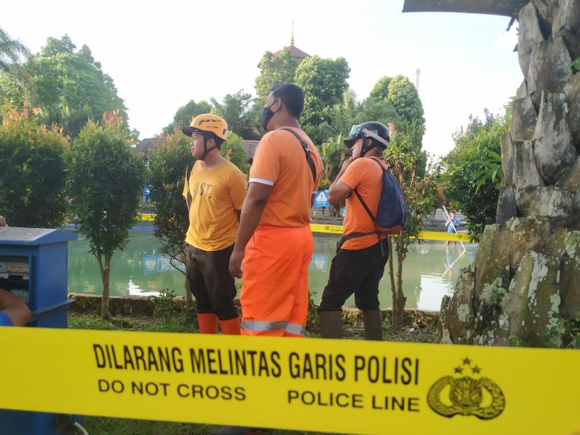 Petugas mengidentifikasi TKP dahan pohon tumbang yang menimpa pengunjung di TeeJay Waterpark, kompleks Plaza Asia, Kota Tasikmalaya, Ahad (2/1).  