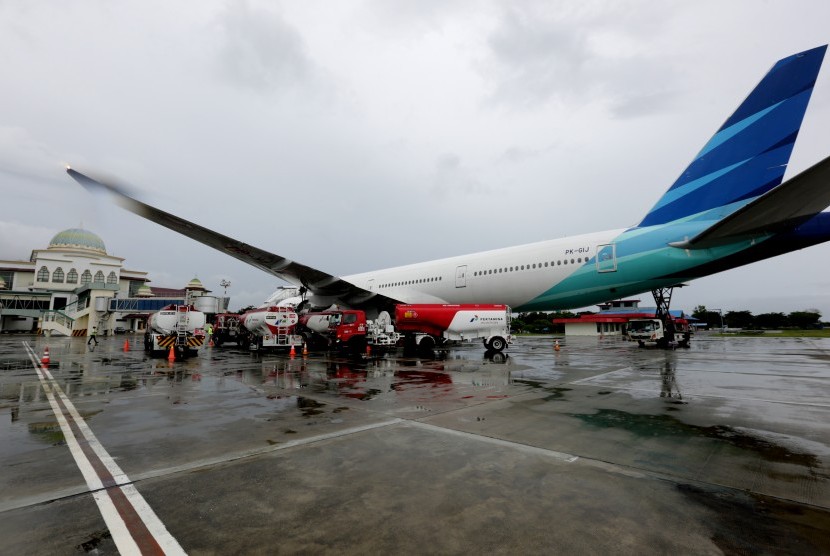 Petugas mengisi bahan bakar avtur ke pesawat Boing 777 yang akan membawa jamaah calon haji di Bandara Internasional Sultan Iskandar Muda, Aceh Besar, Aceh, Sabtu (20/7/2019). 