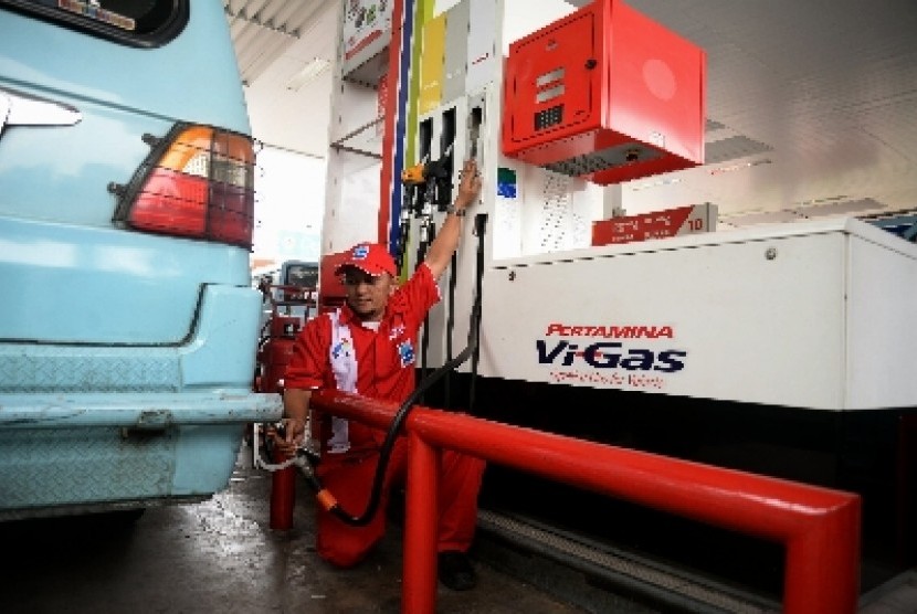 Petugas mengisi bahan bakar Gandaria, Jakarta, Jumat (27/2). 