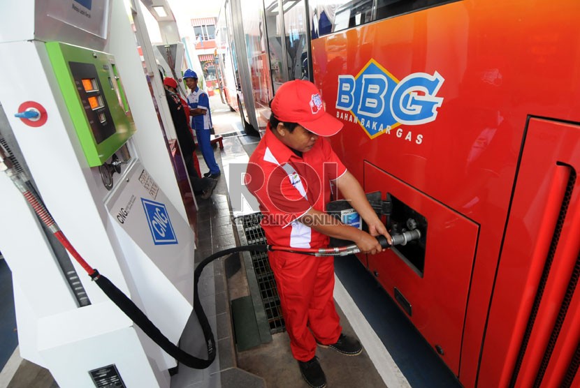  Petugas mengisi bahan bakar gas (BBG) pada bus Trans Jakarta di Stasiun Pengisian BBG (SPBBG) di Mampang Prapatan, Jakarta, Kamis (16/5).  (Republika/Aditya Pradana Putra)